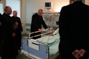 biskup kamiński w szpitalu